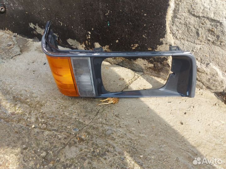 Рамка фары Mitsubishi L300 Delica