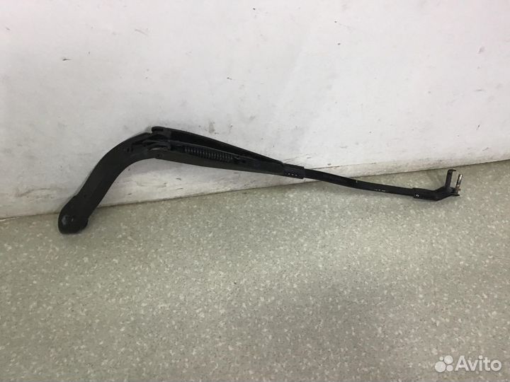 Поводок стеклоочистителя передний правый Mercedes