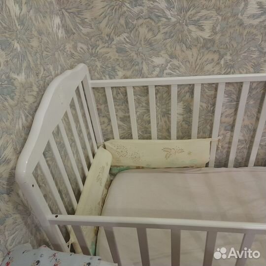 Детская кроватка с маятником