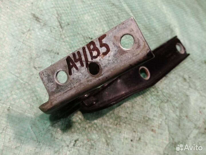 Петля капота правая Audi A4 B5