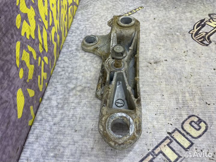 Кронштейн правой опоры двигателя Мазда сх 7 CX 7