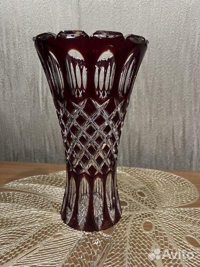 Ваза для цветов из красного хрусталя
