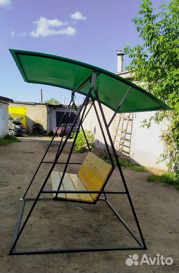 Качели садовые с крышей