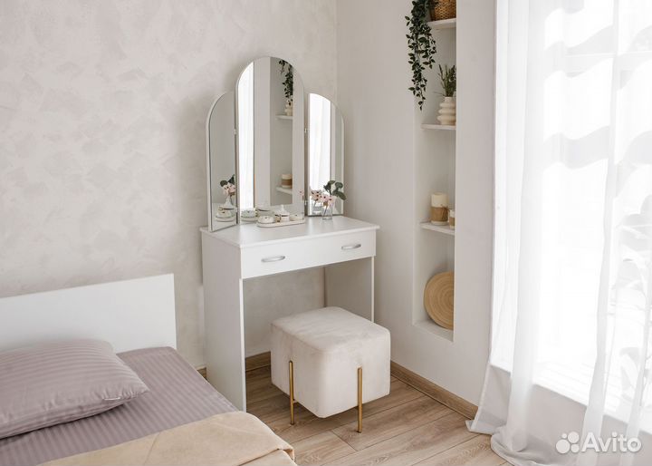 Макияжный столик с зеркалом