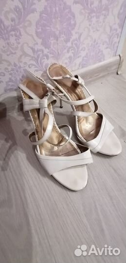 Босоножки белые