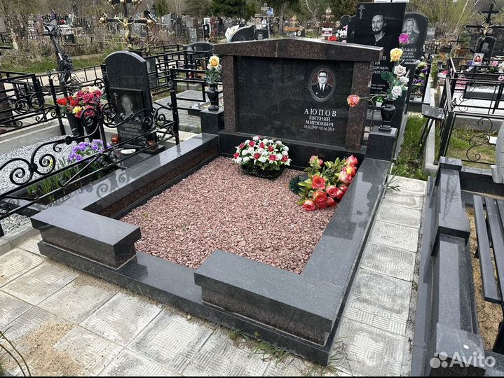 Памятники на могилу из гранита и мрамора