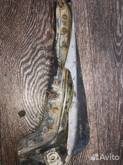 Брызговик передний правый Toyota Crown GS130 1GE