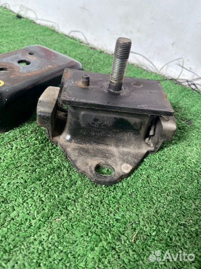 Подушка двигателя левая Toyota Hiace SR40 3S-FE