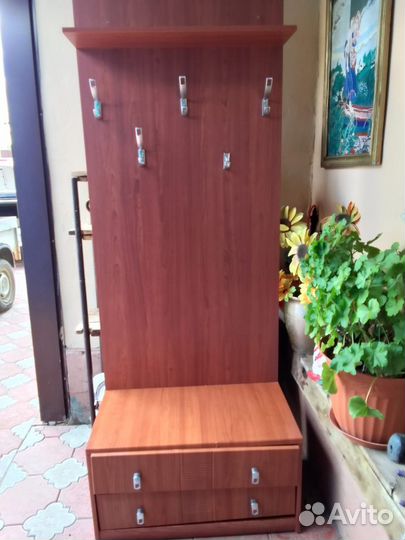 Вешалка с тумбой