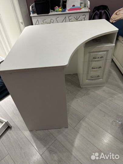 Письменный стол угловой белый