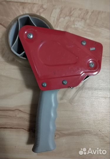 Диспенсер-держатель для скотча