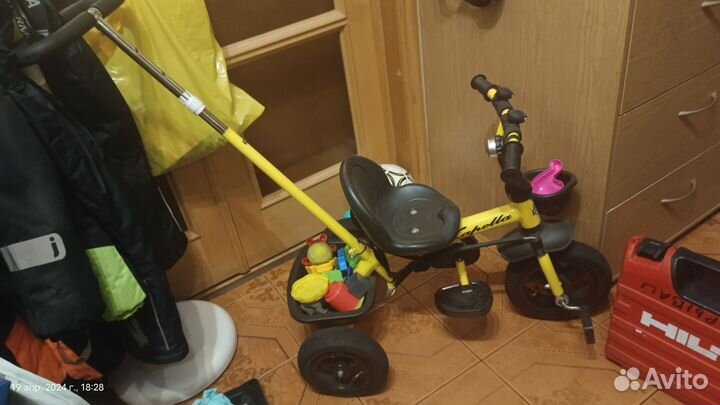 Трехколесный велосипед с родительской ручкой