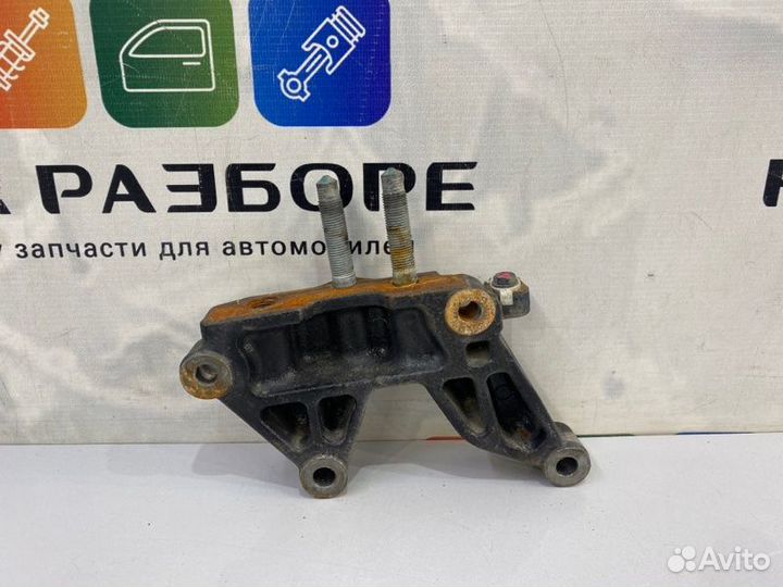 Кронштейн опоры передний правый Hyundai Santa Fe