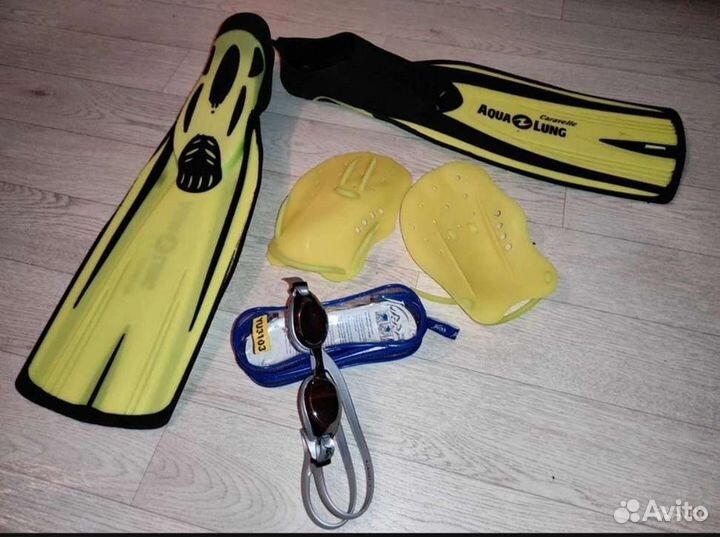 Ласты, лопатки и очки для плавания