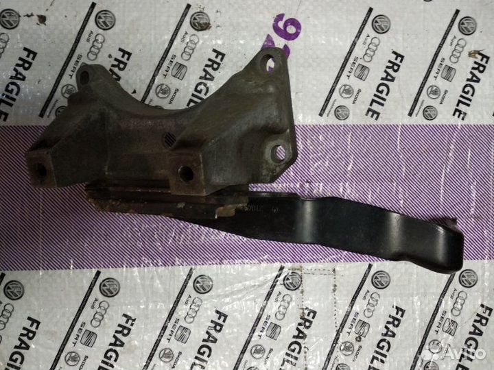 Кронштейн глушителя Mercedes-Benz E-Class W210