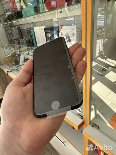 Телефон iPhone 8