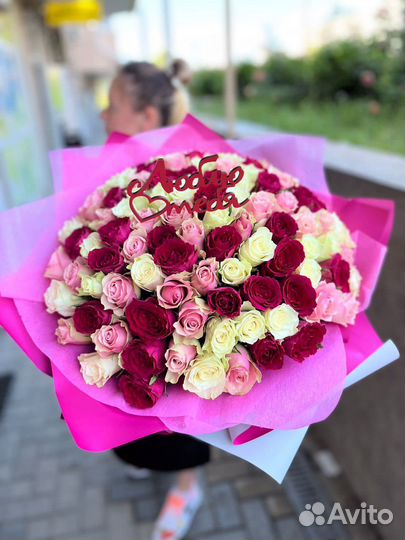 Букет 101 роза в оформлении