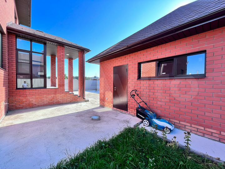 Коттедж 255 м² на участке 8,3 сот.