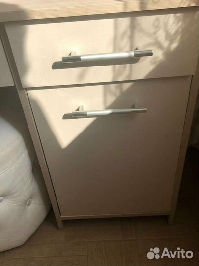 Туалетный столик с зеркалом