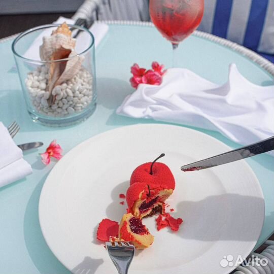 Официант Room Service (обслуживание в номерах)