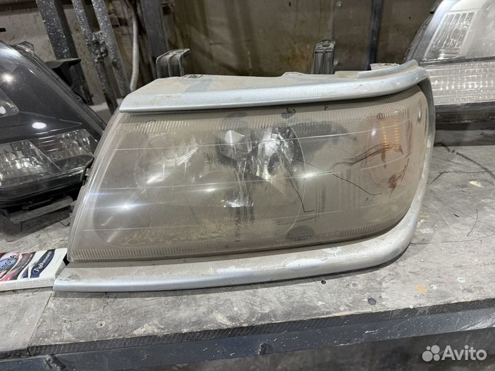 Передний левая фара Mitsubishi Pajero
