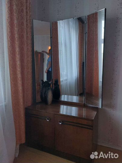 Трюмо с зеркалом