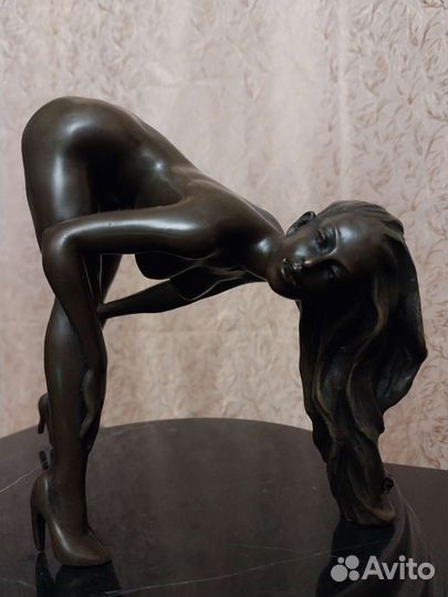 Девушка эротика бронза