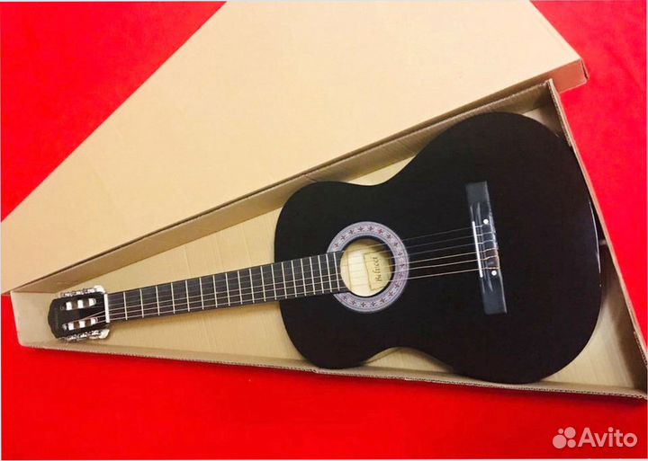 Клacсичeская гитара Веlucсi