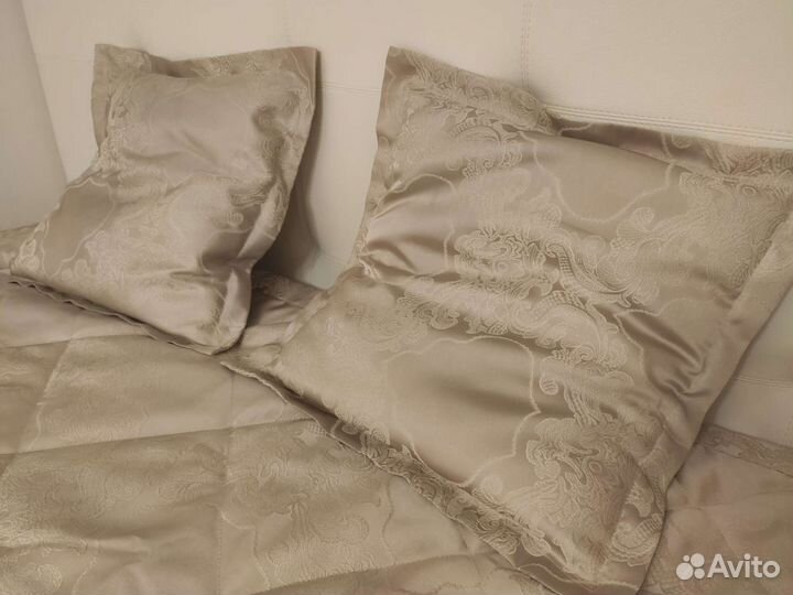 Покрывало и две наволочки для кровати