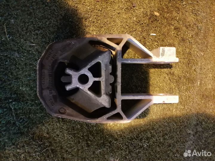 Опора двигателя (подушка двс) задняя AV61-6P082-AB