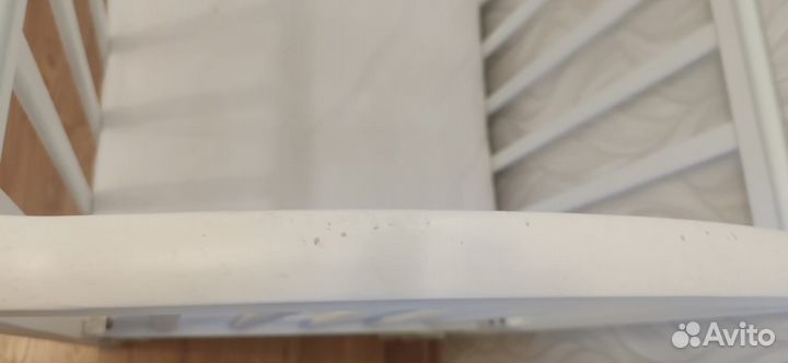 Детская кроватка с маятником