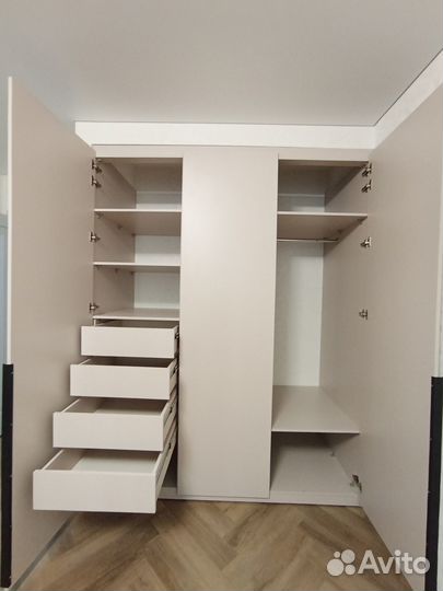 Распашной шкаф встроенный