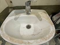 Шкаф с зеркалом в ванную и раковина со смесителем