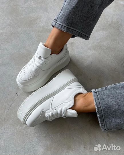 Кроссовки женские