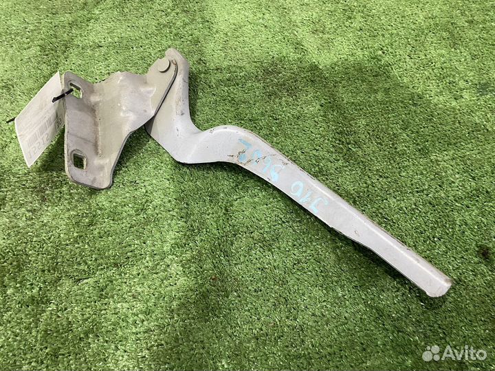 Петля капота передняя правая Nissan Qashqai J10