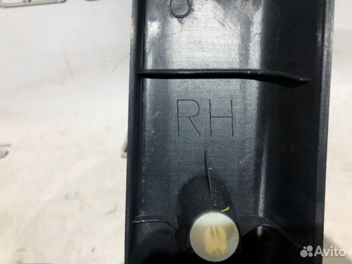 Обшивка багажника задняя правая Lexus Rx 350