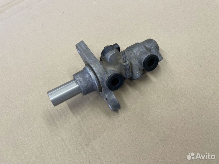 Главный тормозной цилиндр Фольцваген Тигуан 1