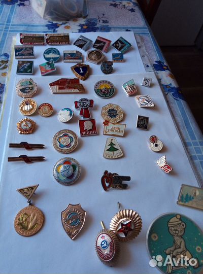 Значки разных поколений