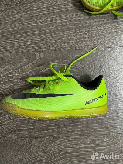 Футбольные бутсы для зала с плоской подошвой р. 28