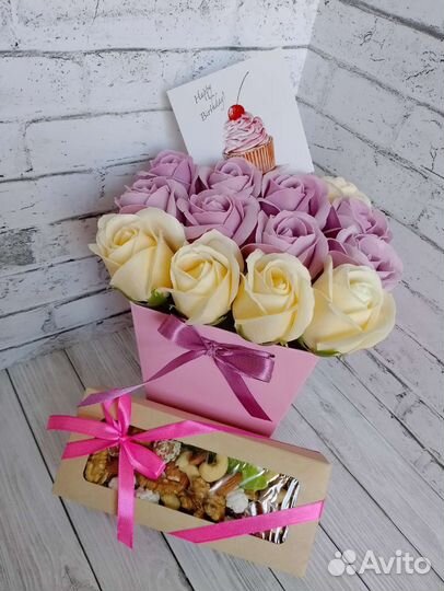 Набор мыльные розы и орехи в коробке