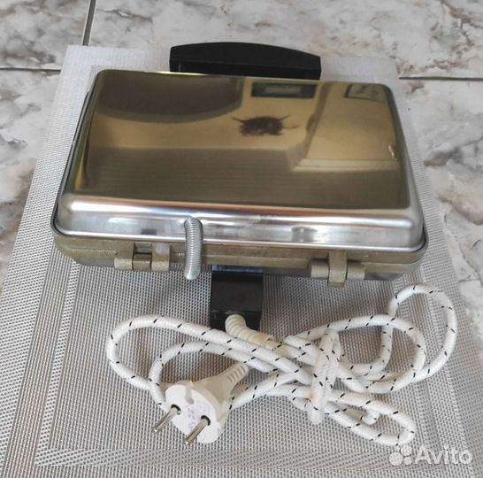 Электро-вафельница Лакомка