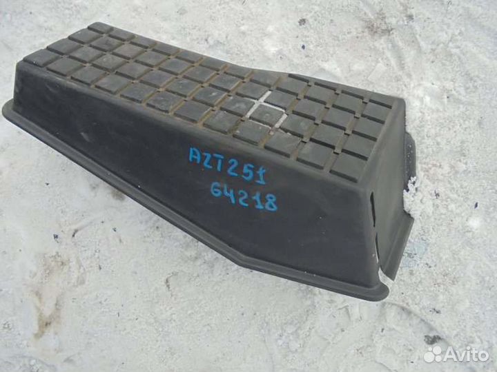 Подставка под ногу Toyota Avensis AZT251 2AZ-FSE