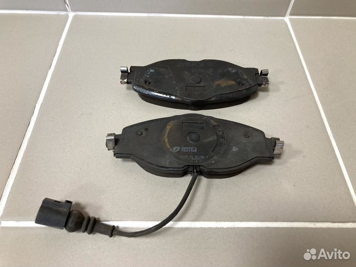 Колодки тормозные передние на 1 суппорт VAG