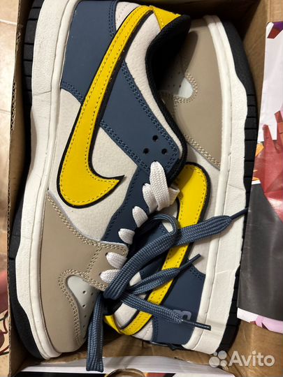 Кроссовки и костюм