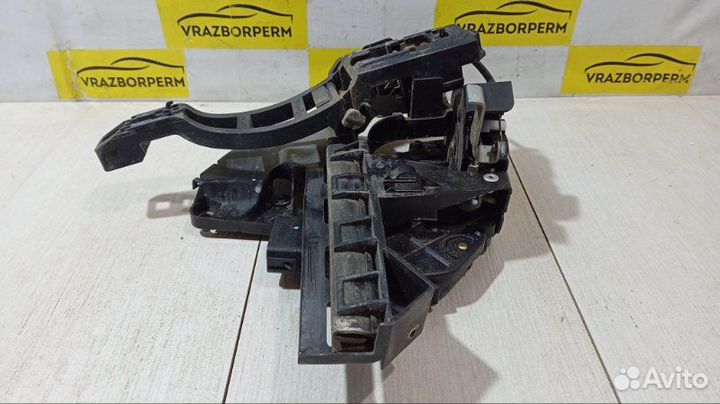 Замок двери задний левый Ford Focus 2