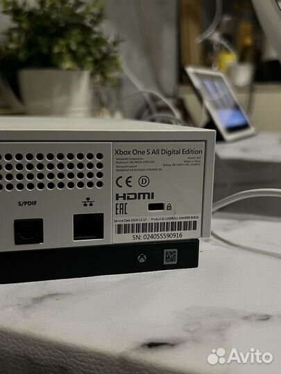 Продаю Xbox One S All Digital Edition 1TB