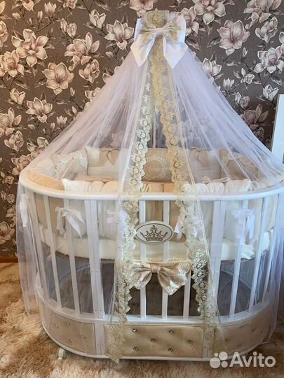 Кроватка с маятником круглая