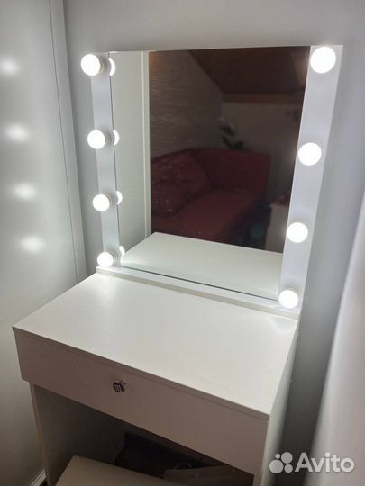 Гримерное зеркало со столом