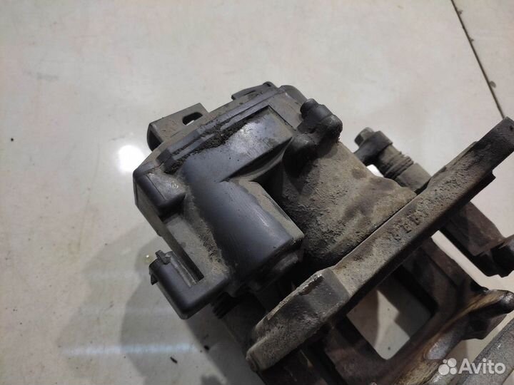 Суппорт (задний, левый) (Chevrolet Camaro VI)