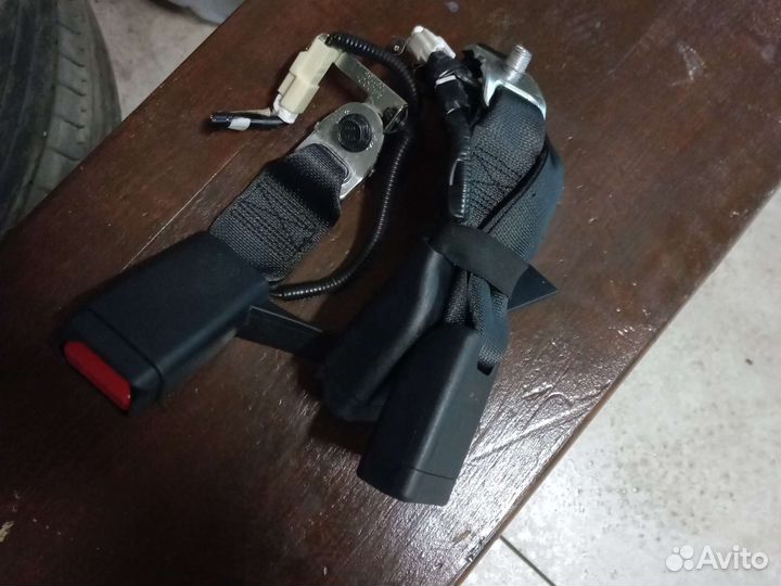 Ответная часть ремня безопасности передняя auris 1